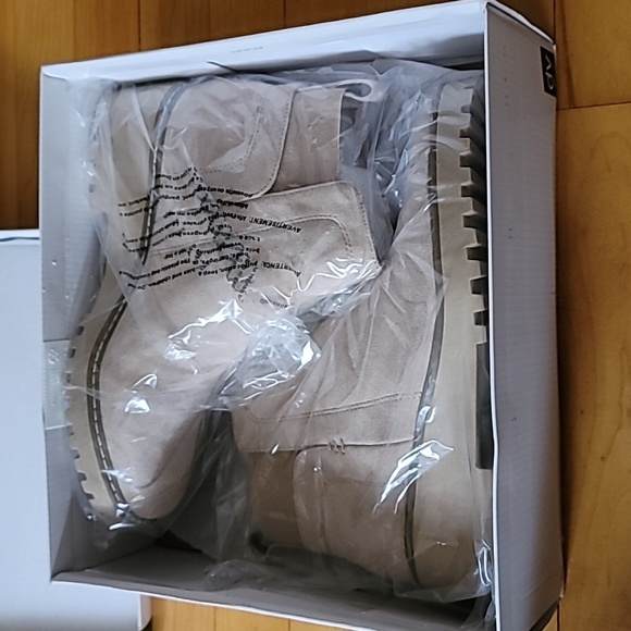 Dolce Vita Lug Sole Chelsea Boot, New In Box, Size 9.5 Color: Camel - Picture 13 of 15